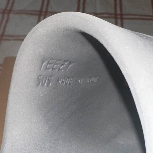 Yeezy slides Onyx size 5 - Picture 4 of 6